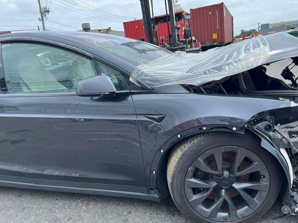 Tesla Model X, Хэтчбек