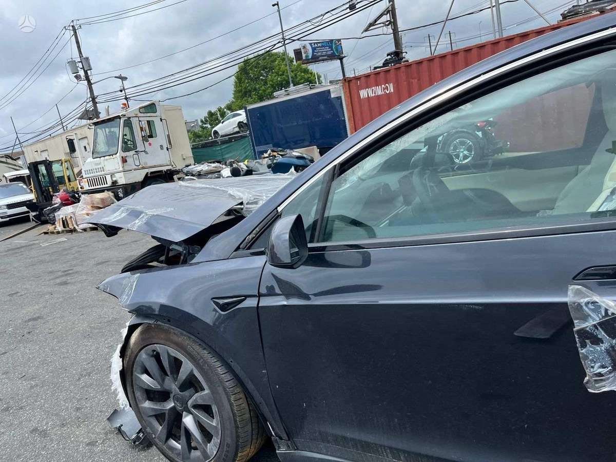 Tesla Model X, Хэтчбек