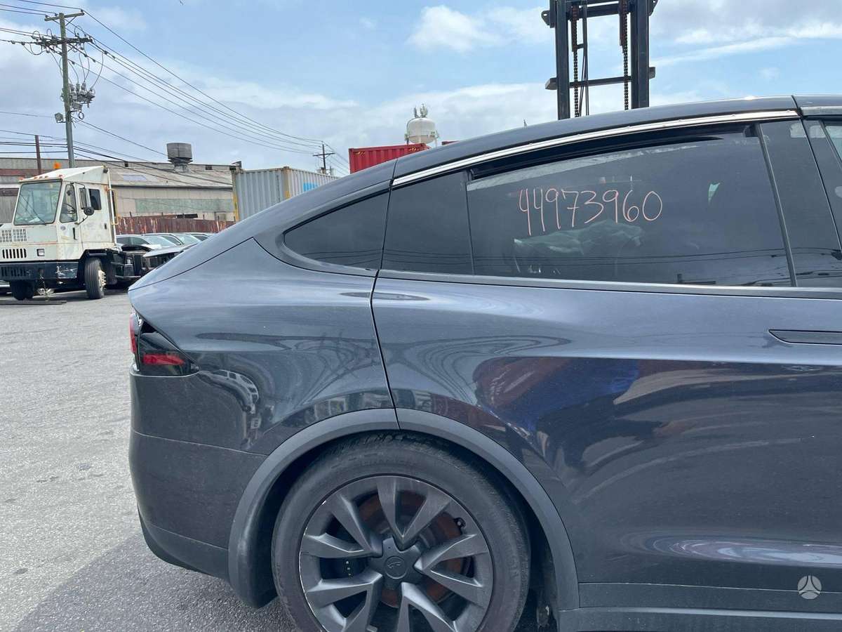 Tesla Model X, Хэтчбек