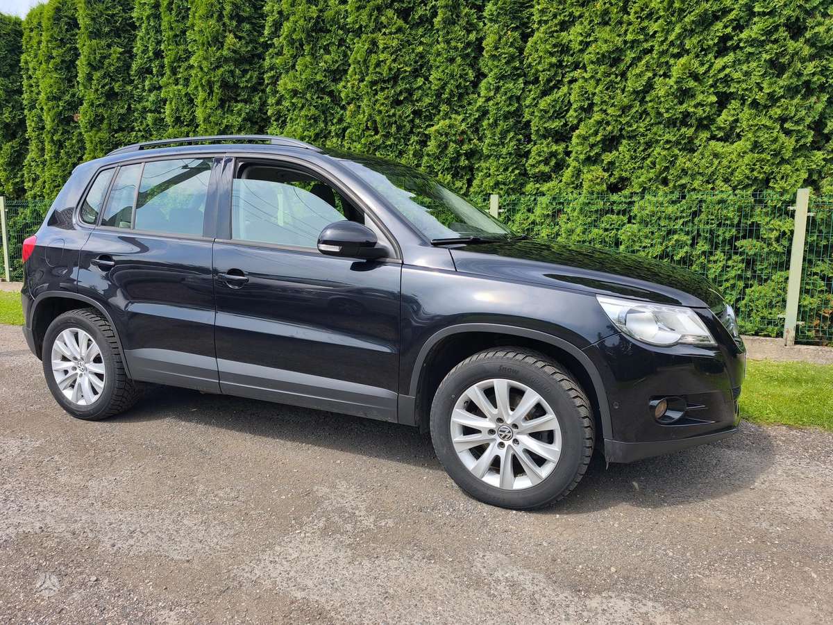 Volkswagen Tiguan - 1