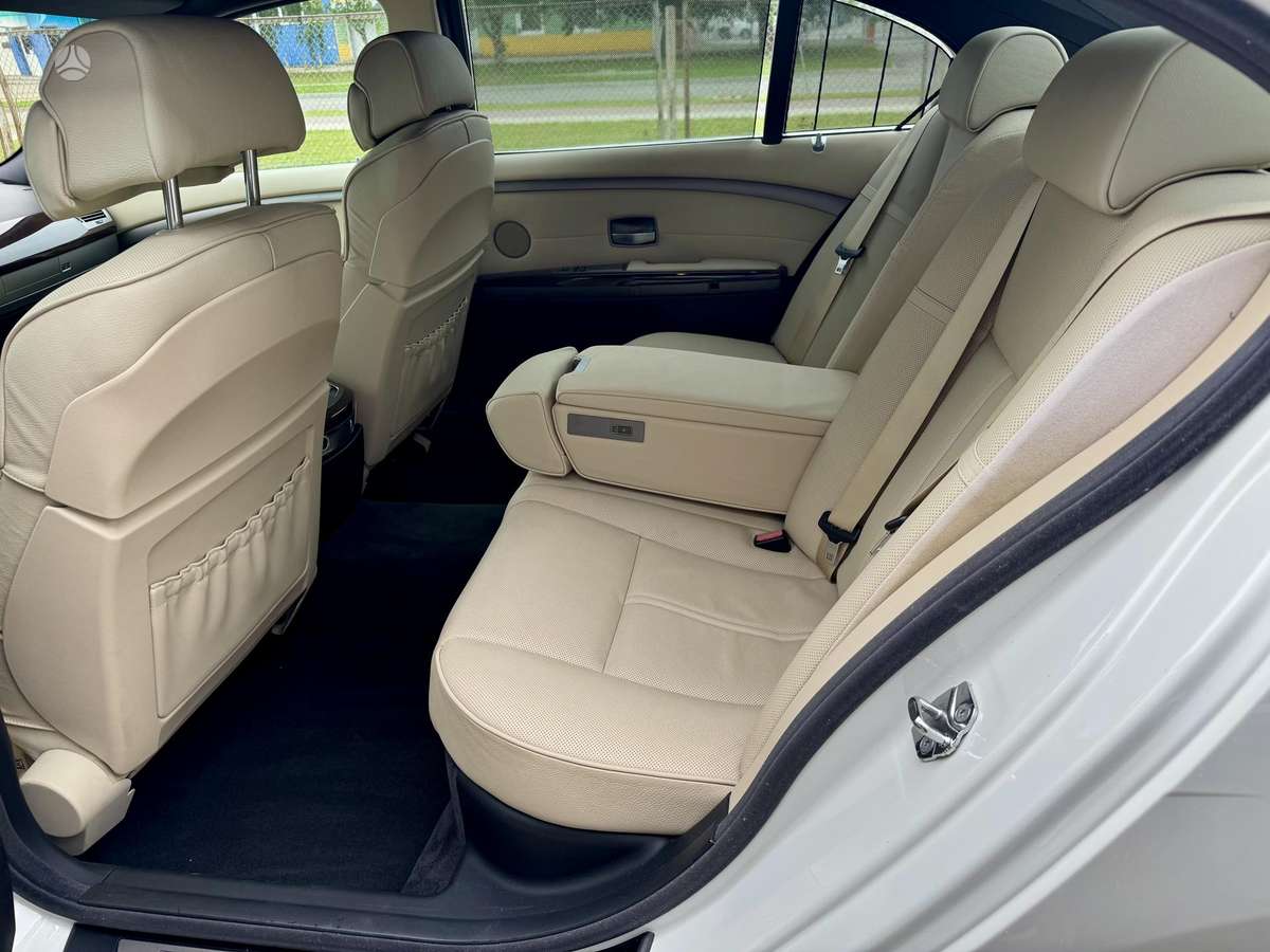 BMW 750, 4.8 l., Лимузин