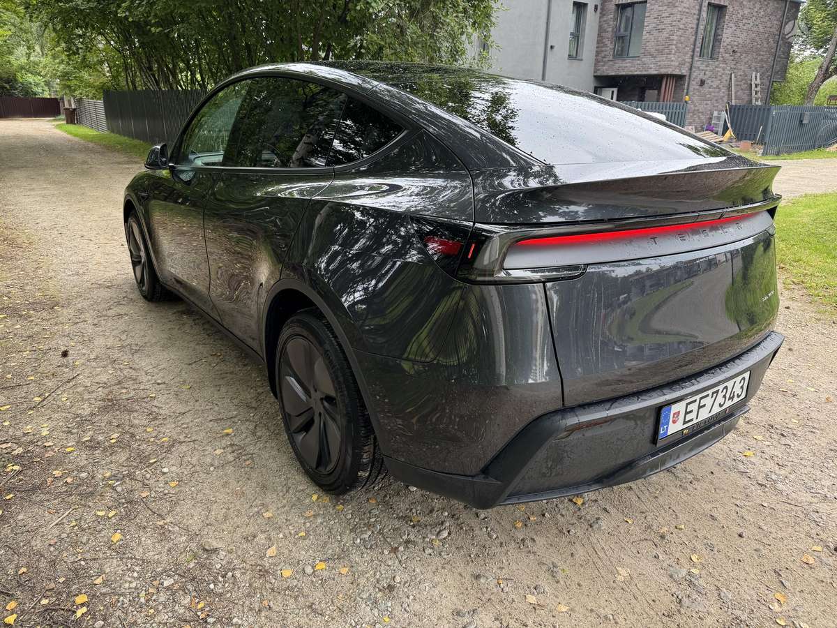 Tesla Model Y - 2