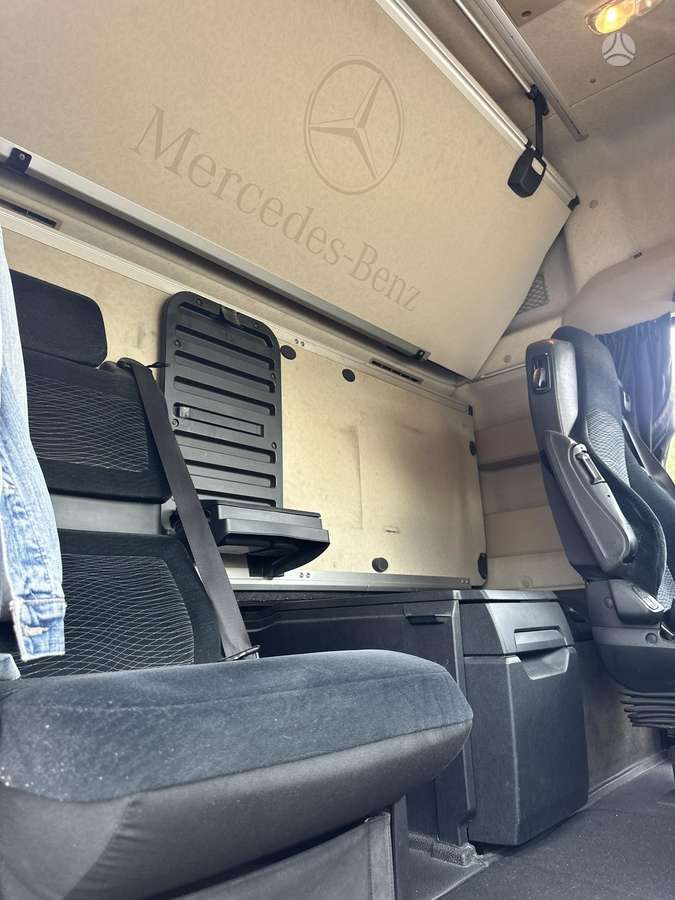 Mercedes-Benz 1845, double sleeper