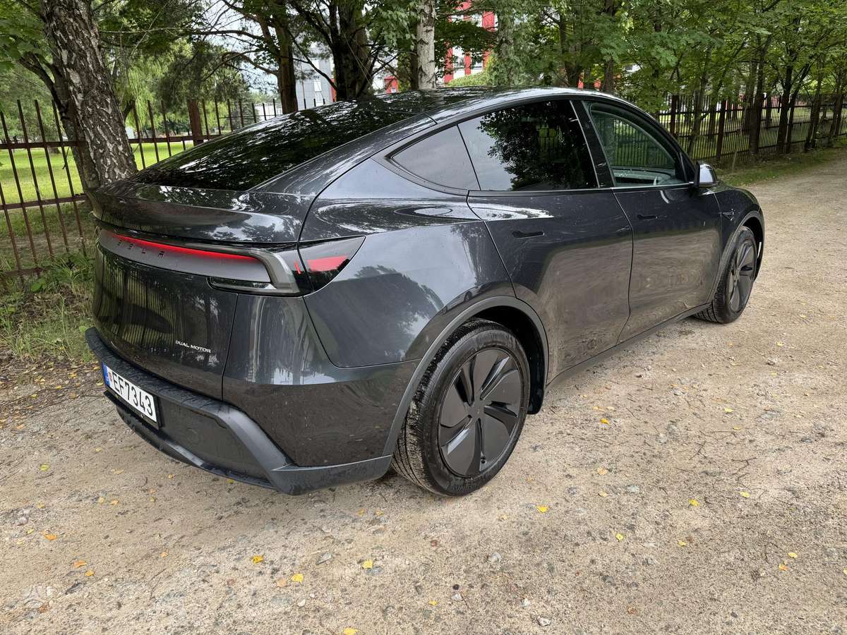 Tesla Model Y - 1