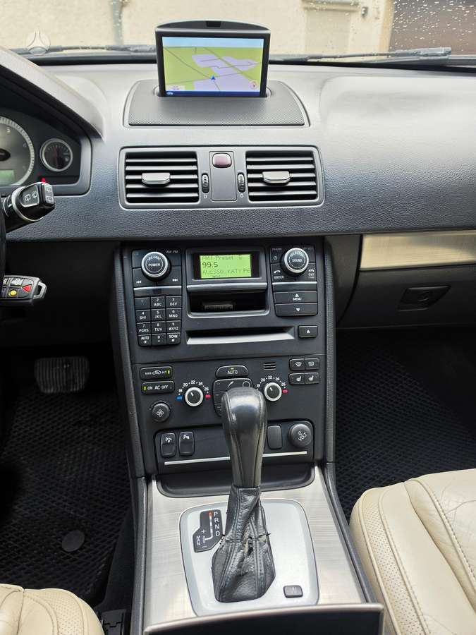 Volvo XC90 - 11