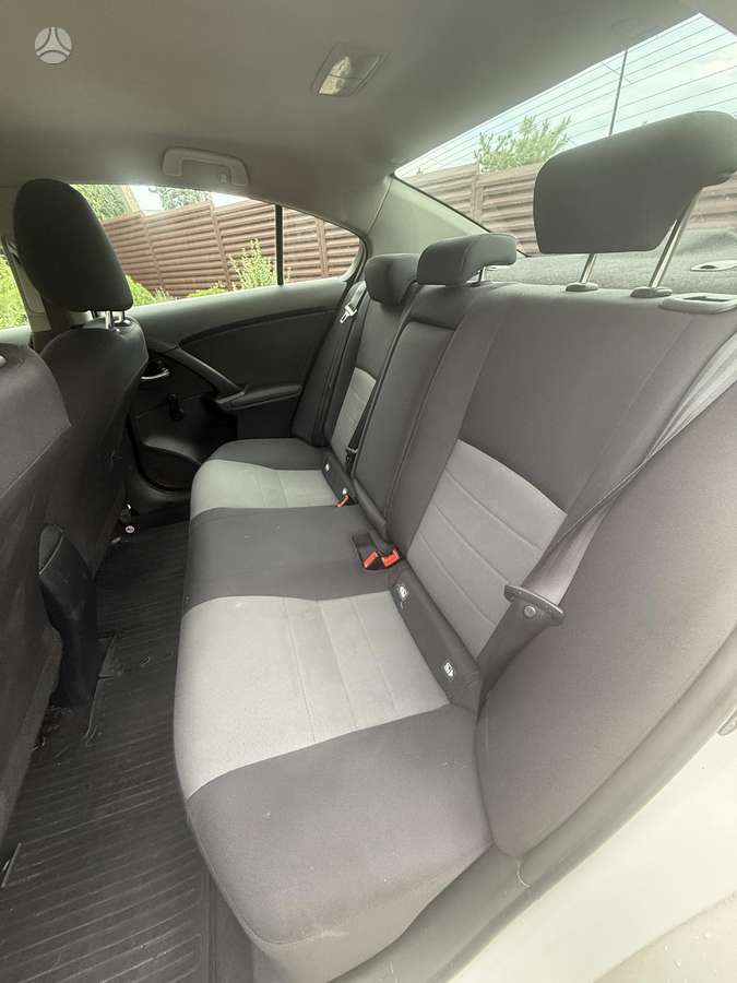 Toyota Avensis - 8