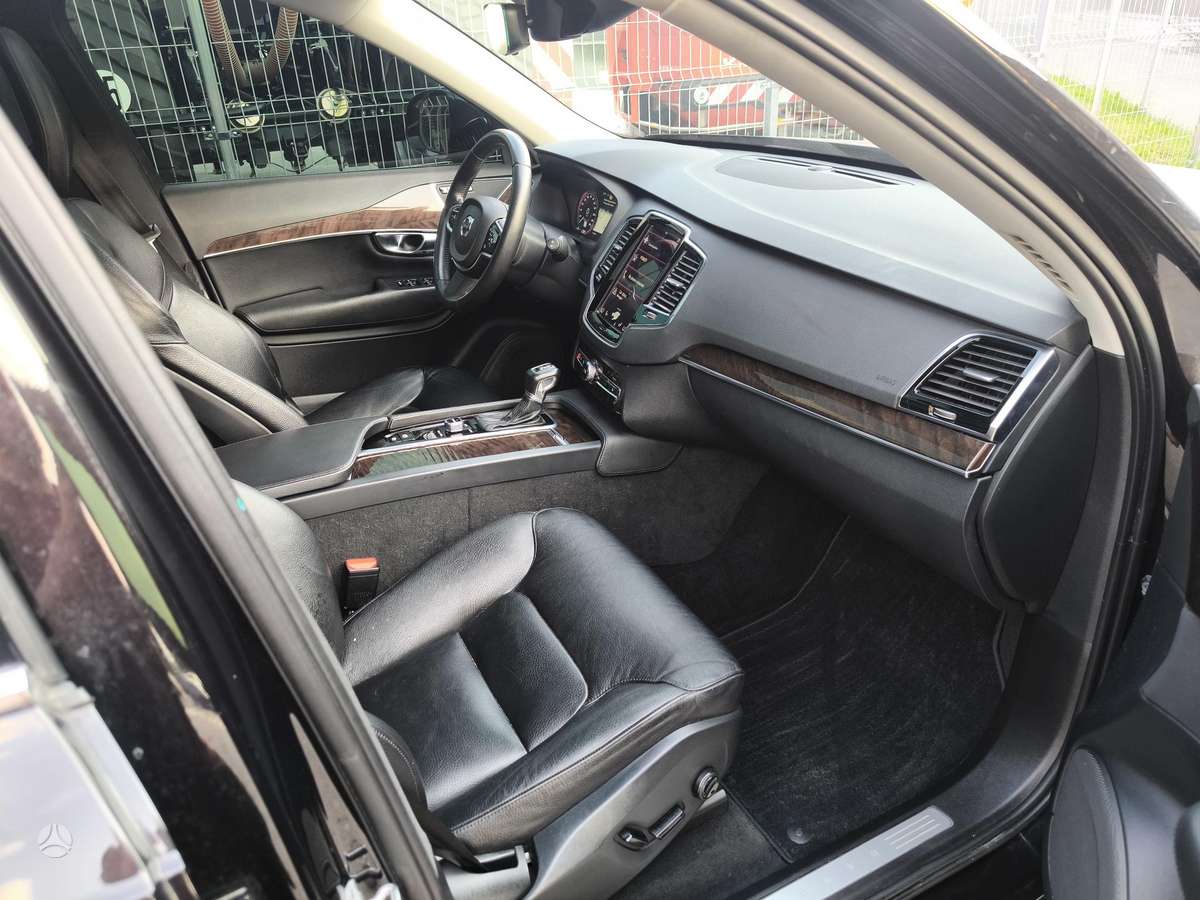 Volvo XC90, 2.0 l., off-road / crossover