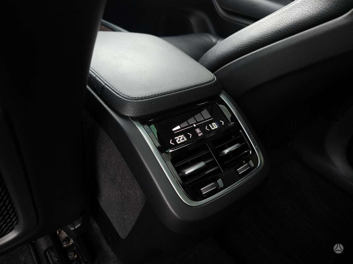 Volvo XC90, 2.0 l., off-road / crossover