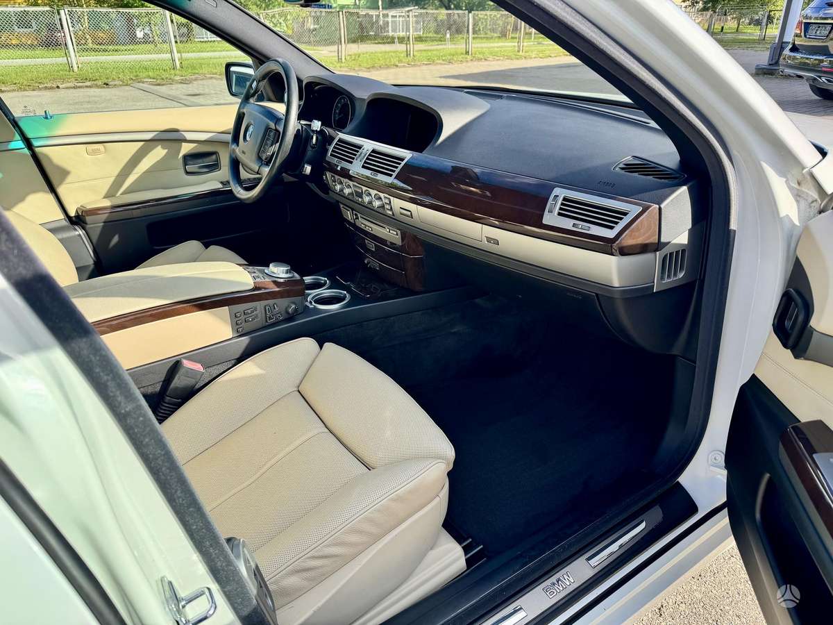 BMW 750, 4.8 l., Лимузин
