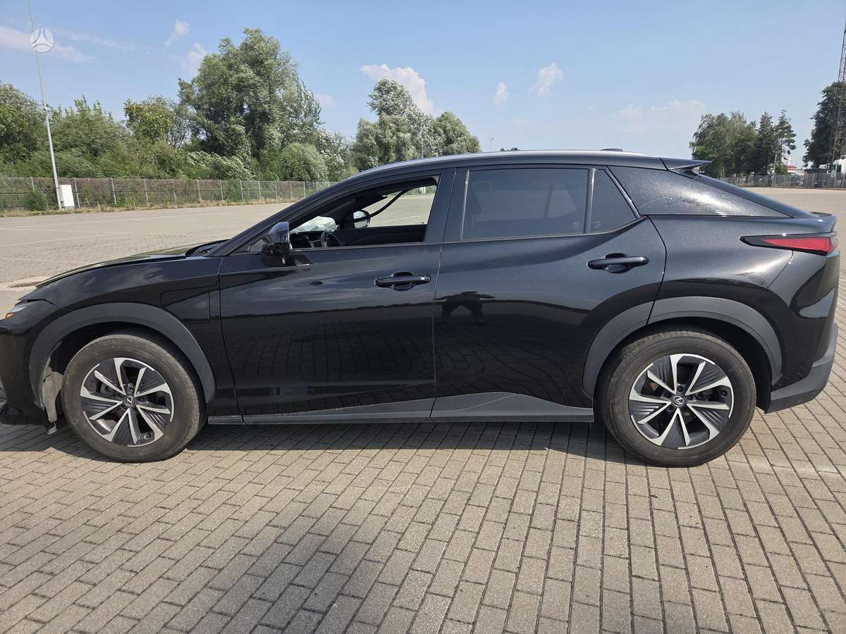 Lexus RZ 300e, off-road / crossover