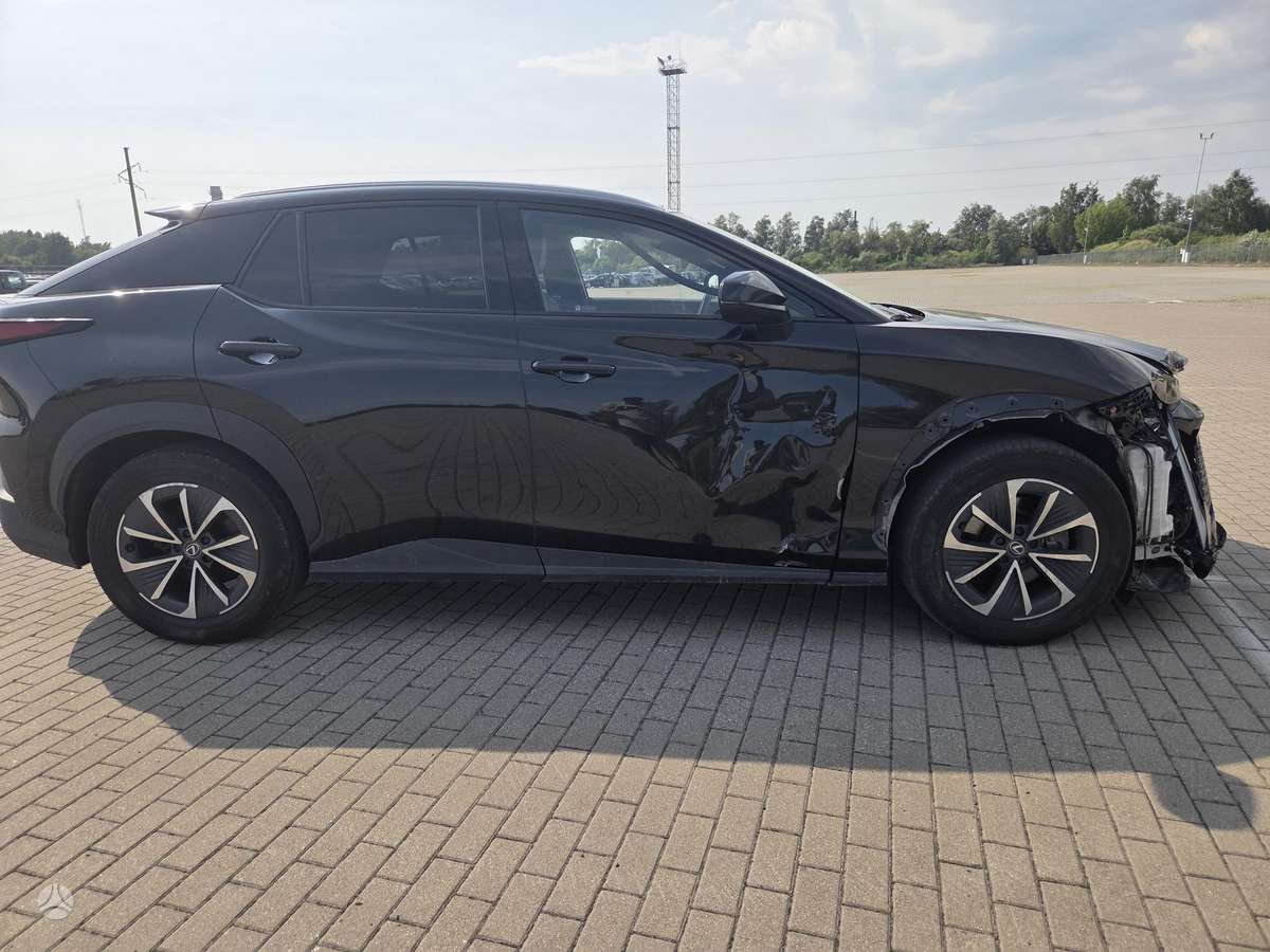 Lexus RZ 300e, off-road / crossover