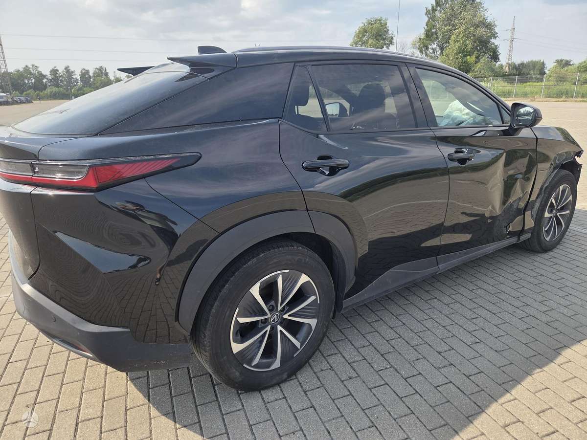 Lexus RZ 300e, off-road / crossover