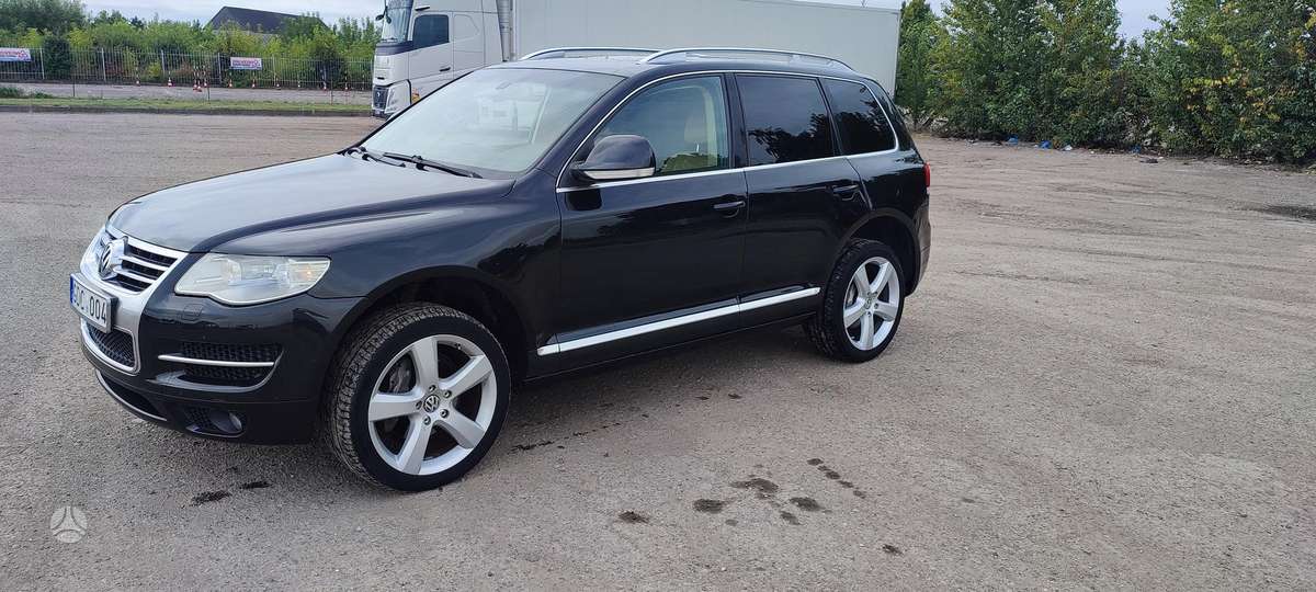 Volkswagen Touareg - 1