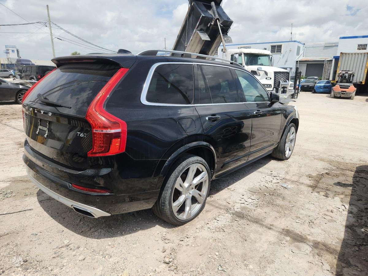 Volvo XC90, 2.0 l., off-road / crossover