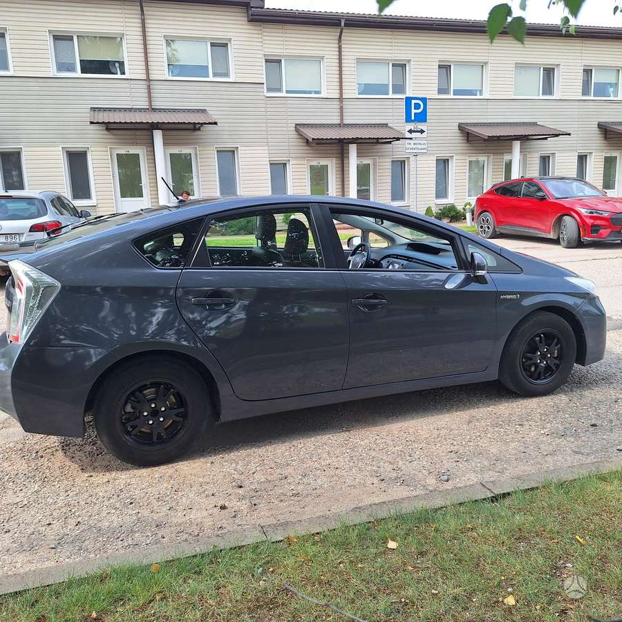 Toyota Prius - 4