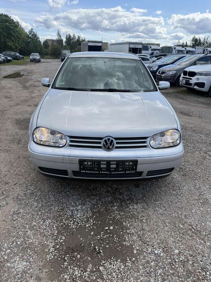 Volkswagen Golf - 1
