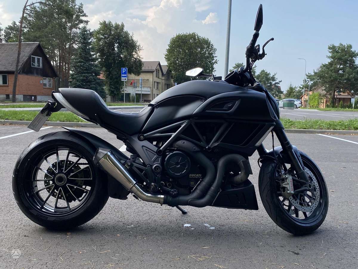 Ducati Diavel 1200cc, street / classic