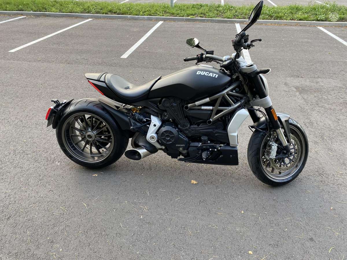 Ducati Diavel, street / classic
