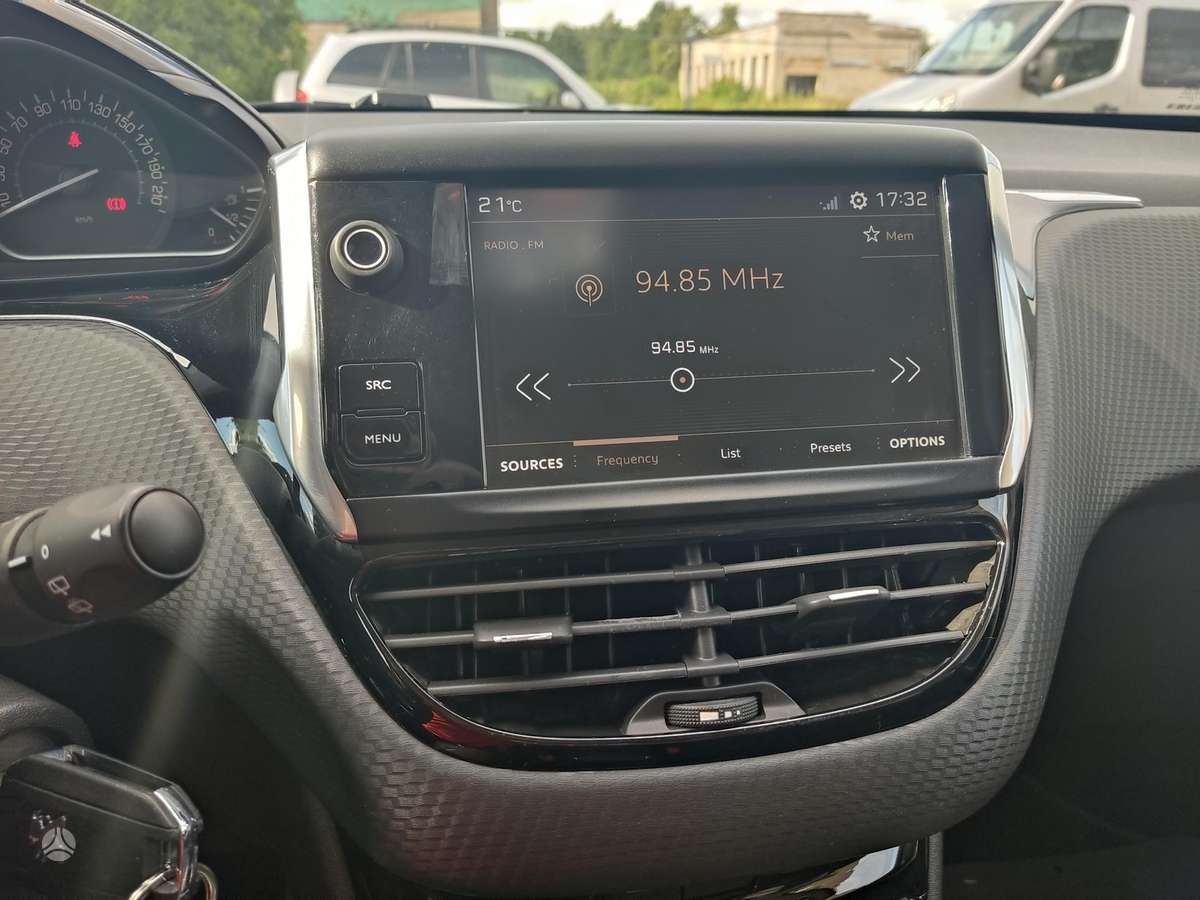 Peugeot 2008 - 8