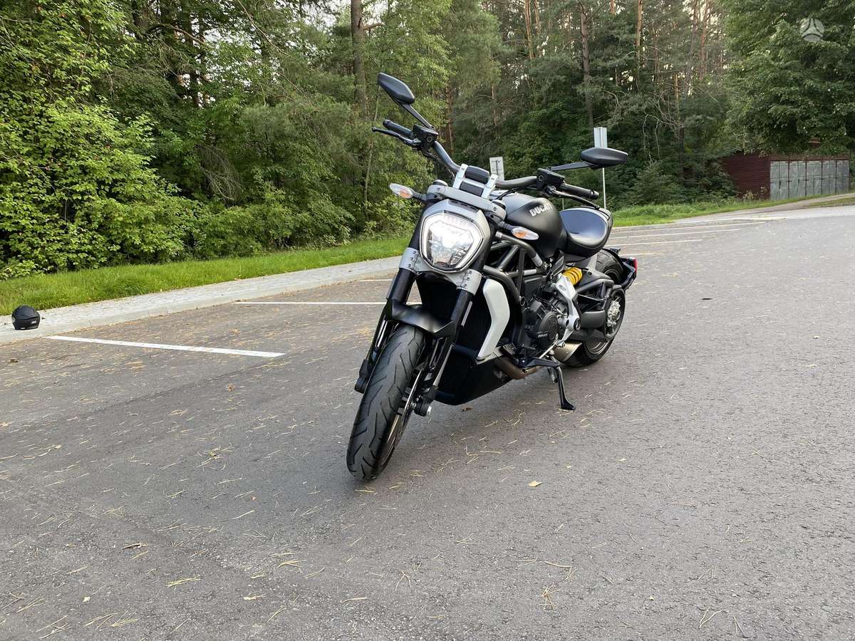 Ducati Diavel, street / classic
