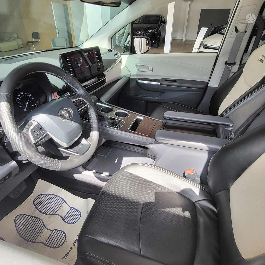 Toyota Sienna - 11