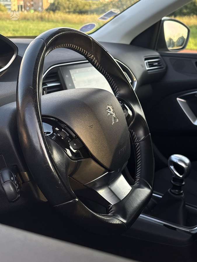 Peugeot 308, 1.2 l., hatchback