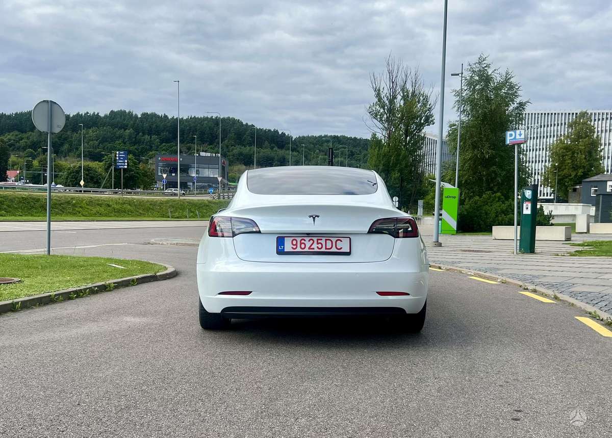 Tesla Model 3 - 8