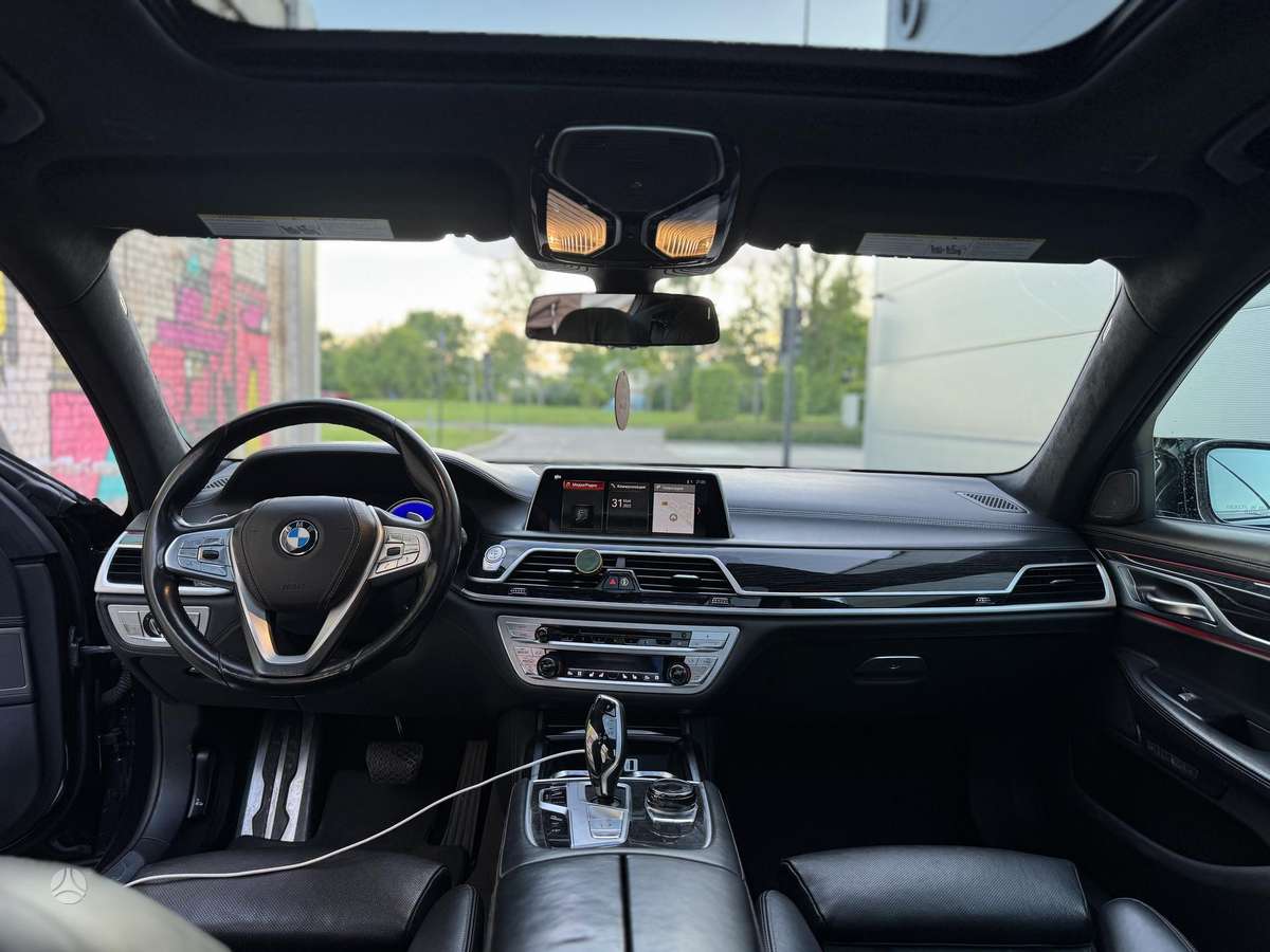 BMW 750, 4.4 l., Седан