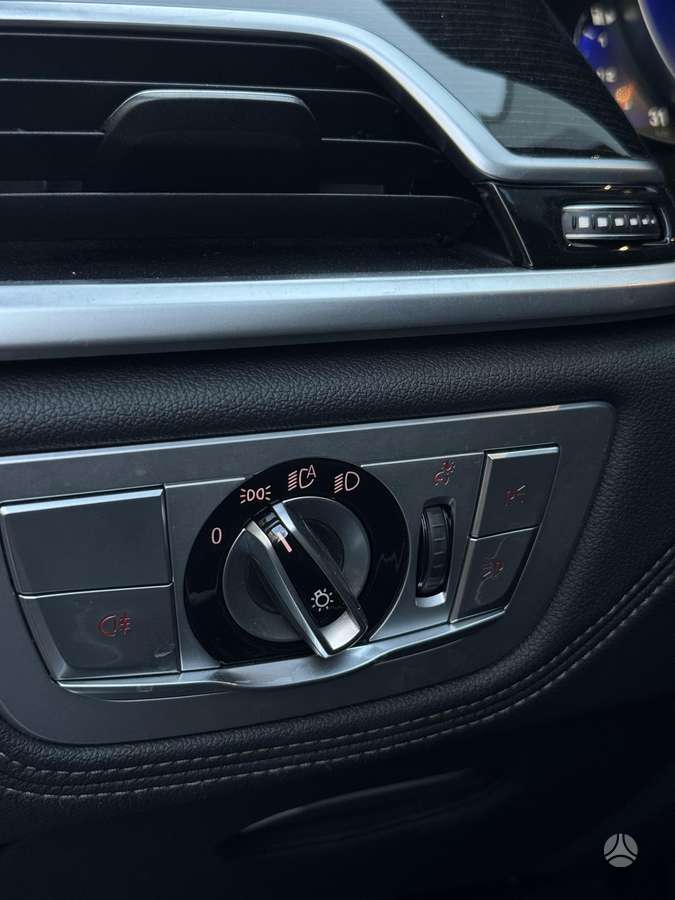 BMW 750, 4.4 l., Седан