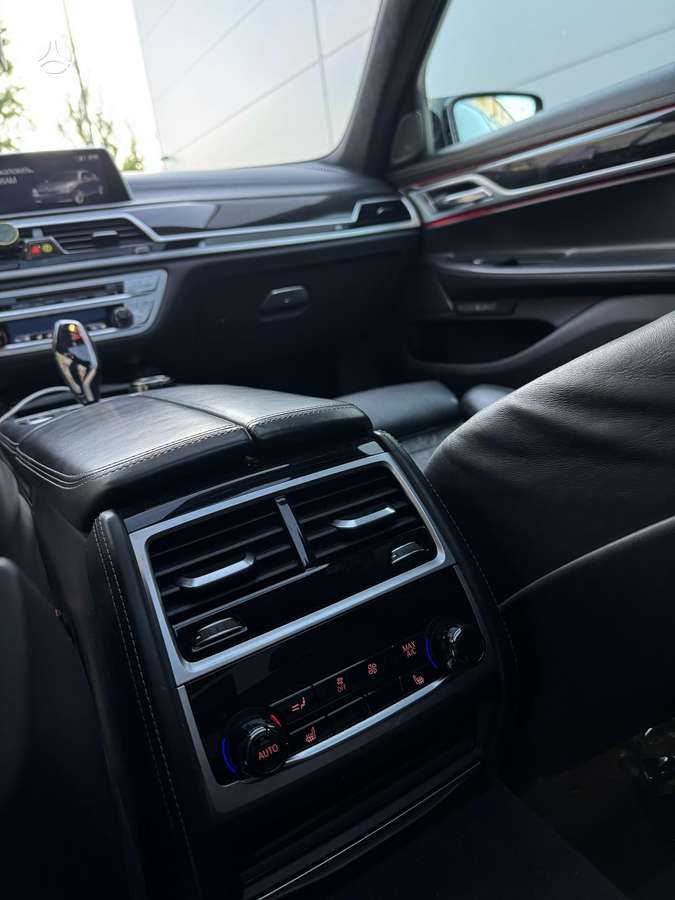 BMW 750, 4.4 l., Седан