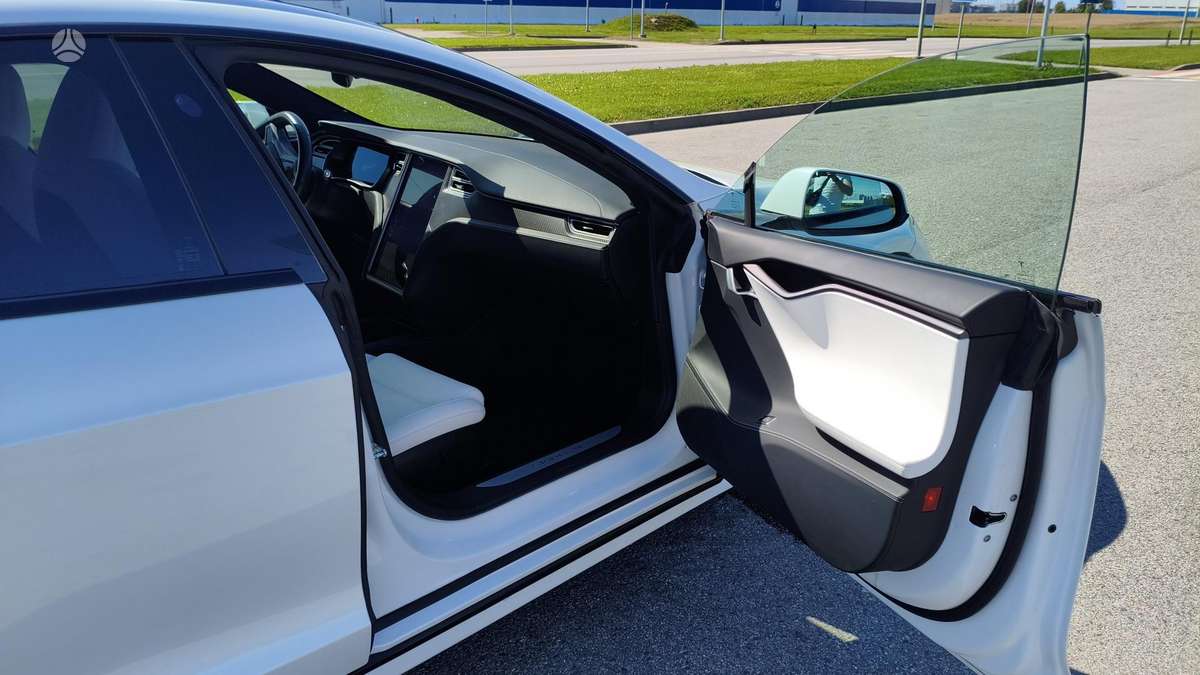 Tesla Model S, Хэтчбек