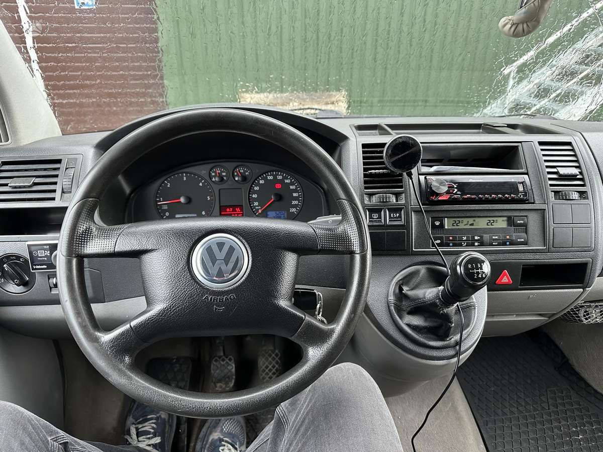 Volkswagen Caravelle - 9