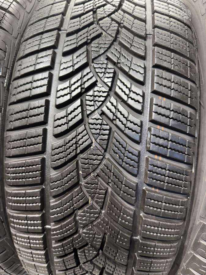 Goodyear Ultragrip performance//2024m, winter 225/45 R18