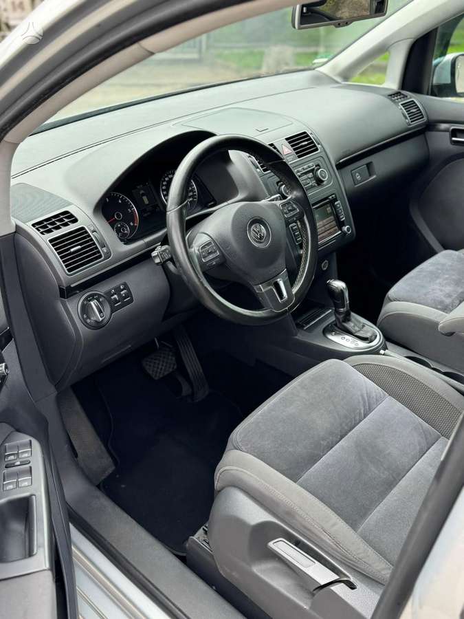 Volkswagen Touran - 11