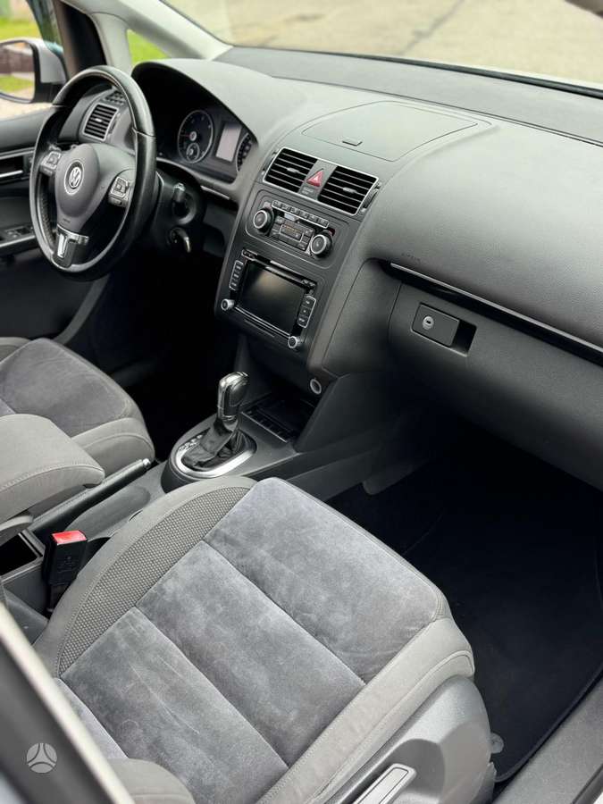 Volkswagen Touran - 12