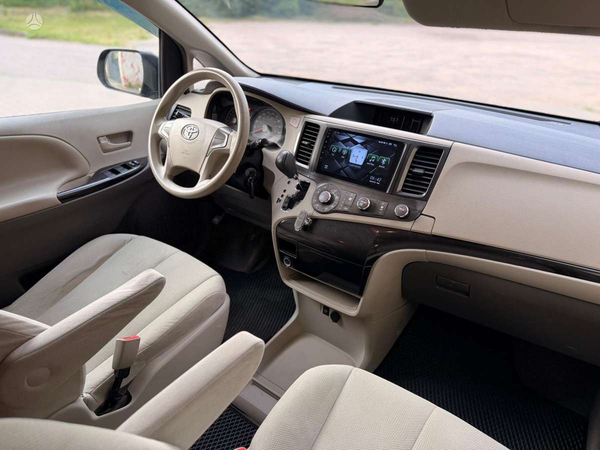 Toyota Sienna - 2