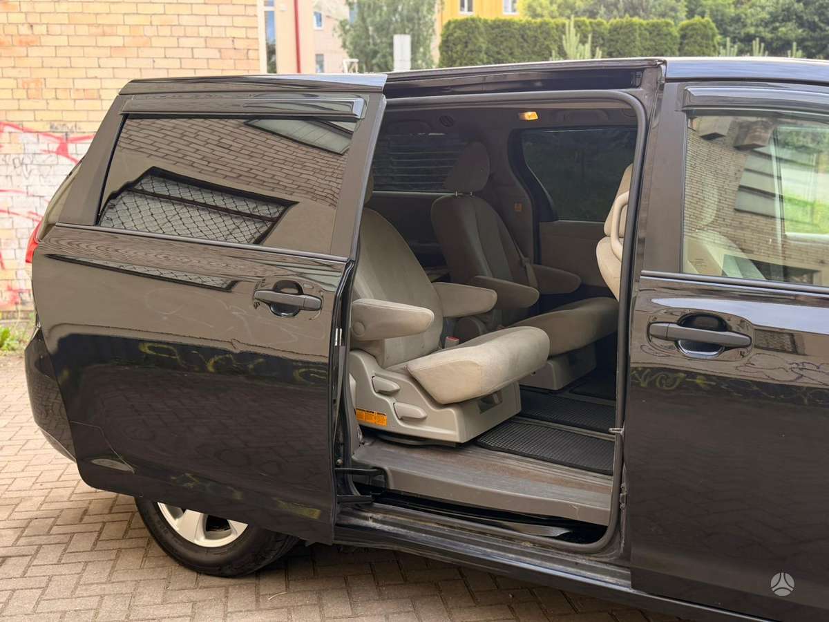 Toyota Sienna - 3