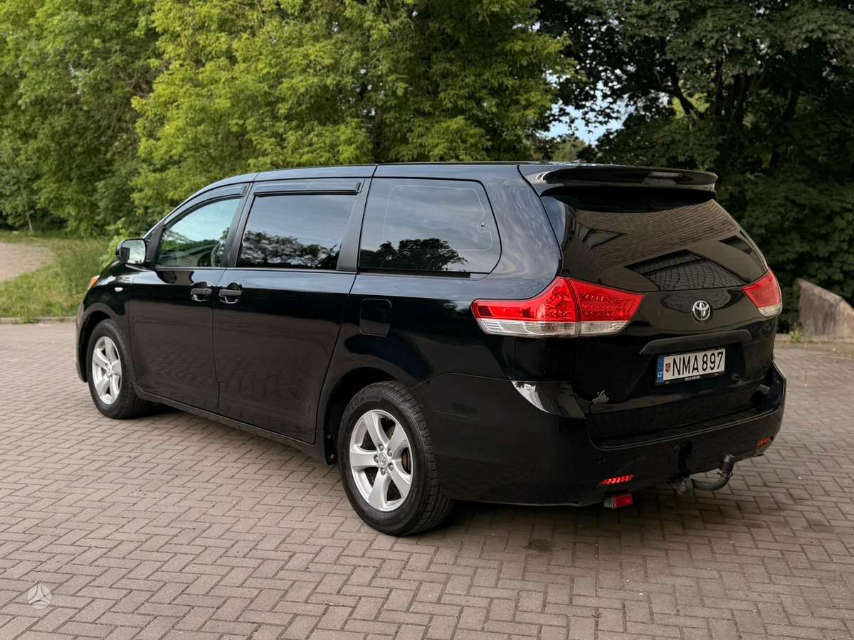 Toyota Sienna - 4
