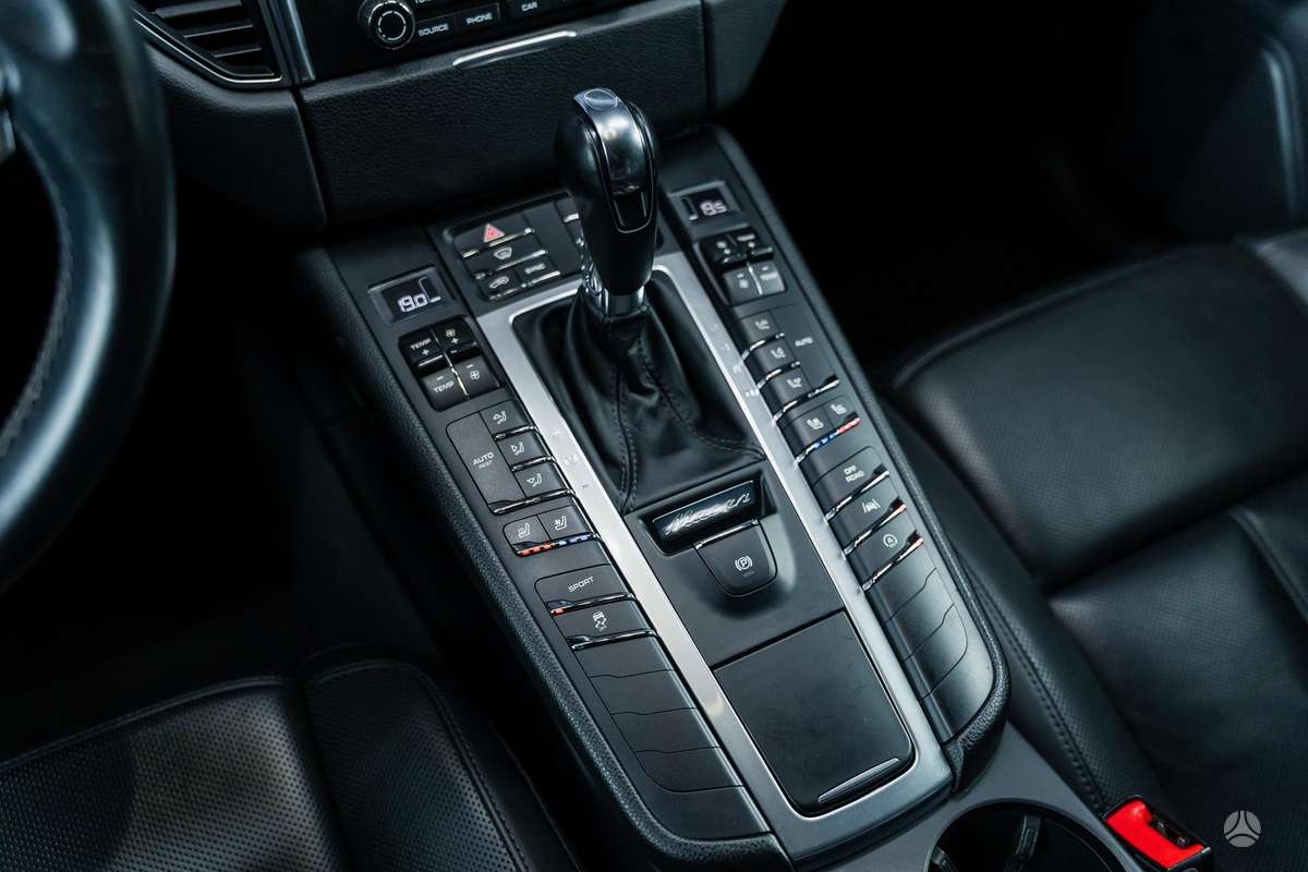 Porsche Macan, 2.0 l., off-road / crossover