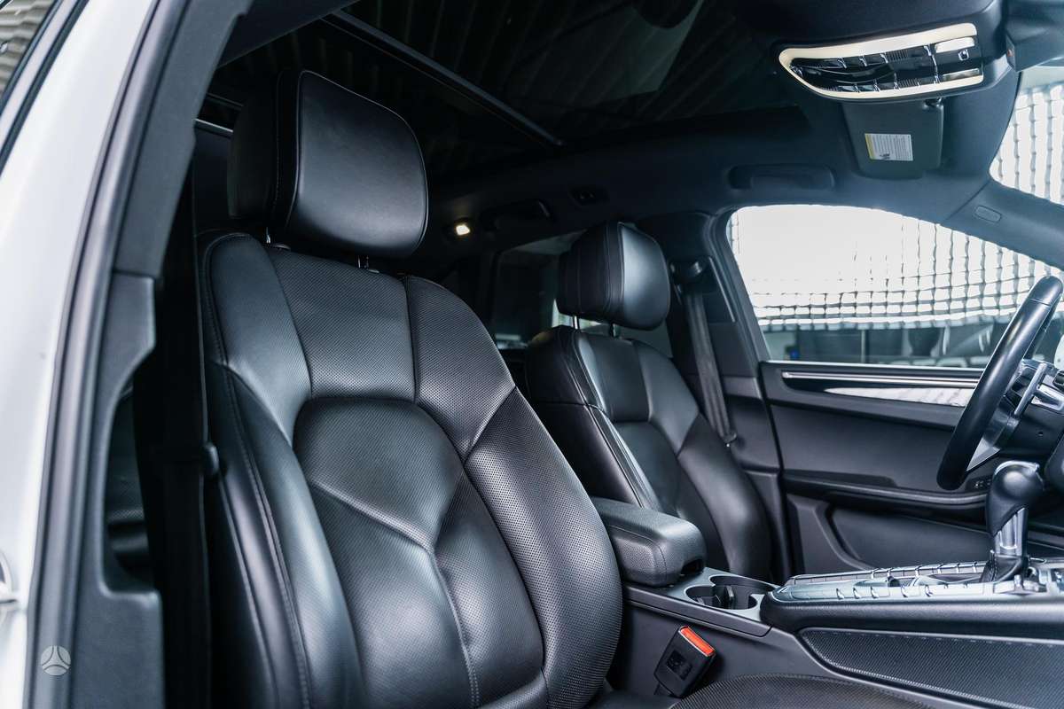 Porsche Macan, 2.0 l., off-road / crossover