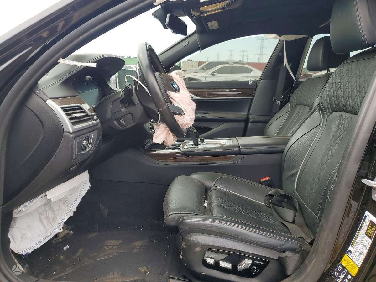 BMW 750, 4.4 l., Седан