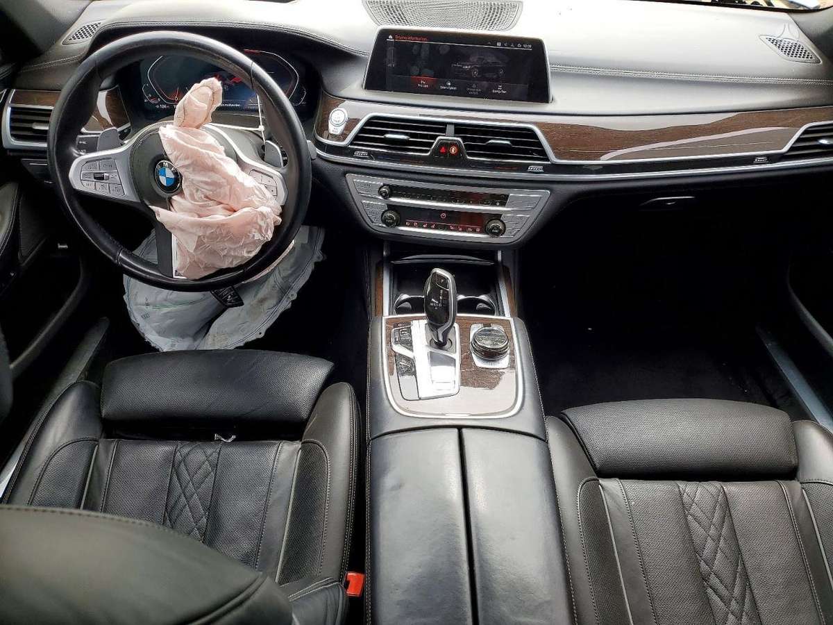 BMW 750, 4.4 l., Седан