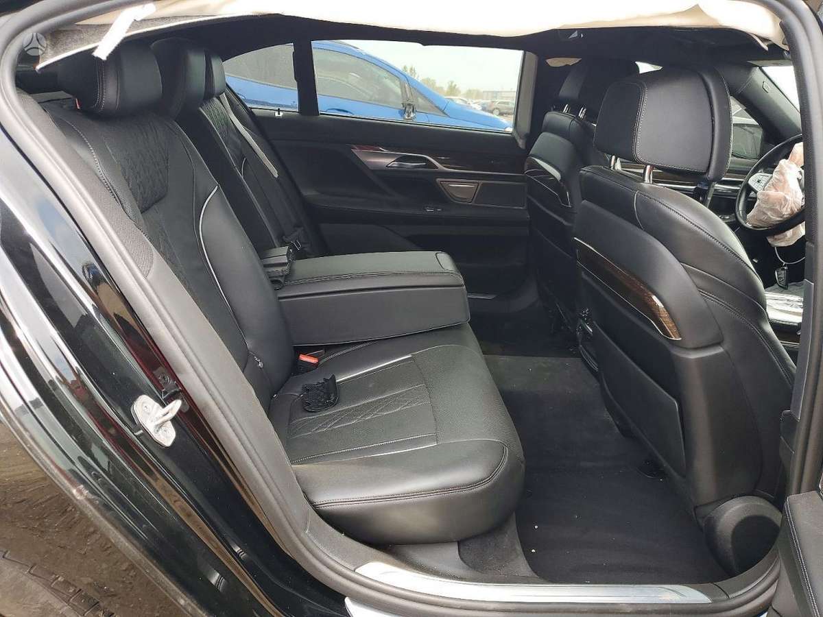 BMW 750, 4.4 l., Седан