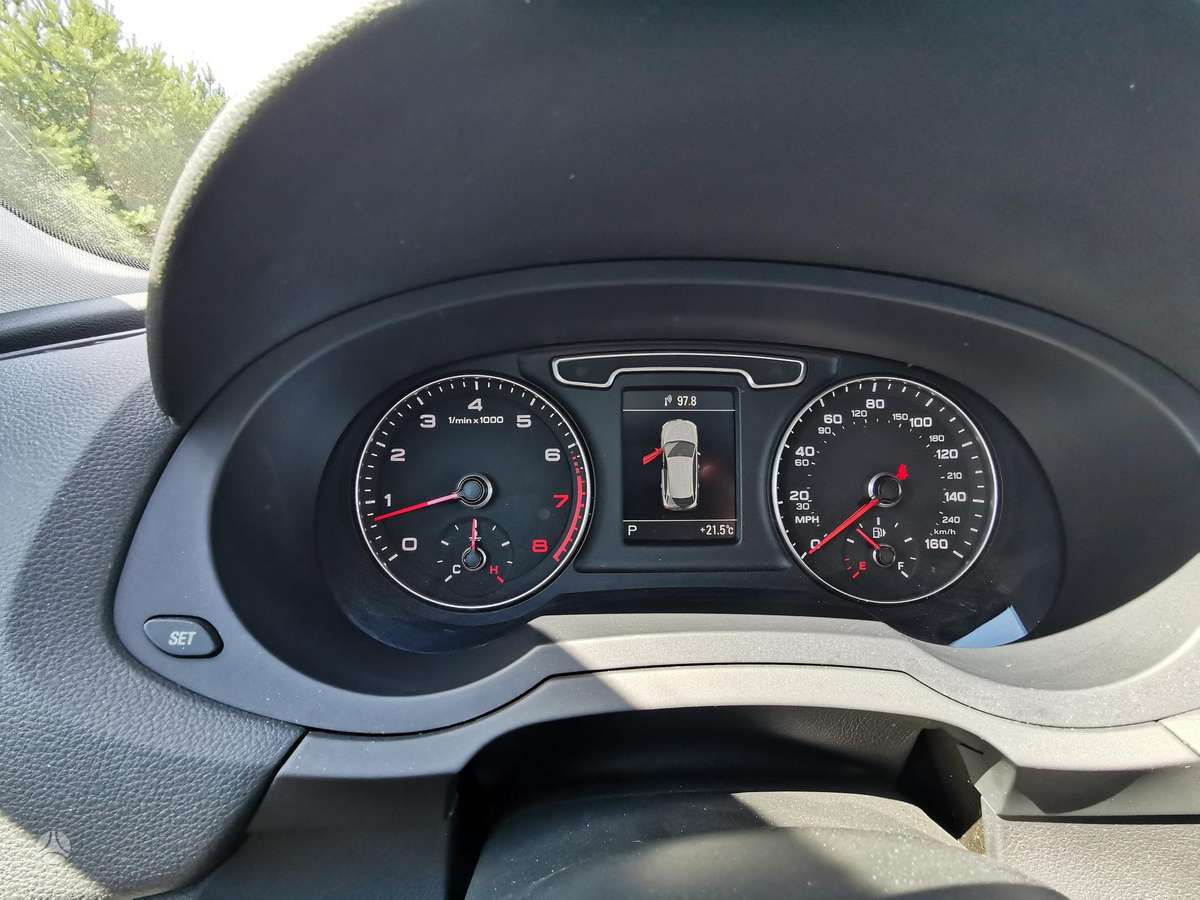 Audi Q3, 2.0 l., off-road / crossover