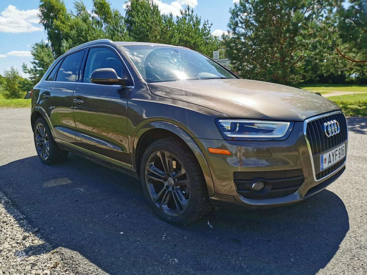 Audi Q3, 2.0 l., off-road / crossover