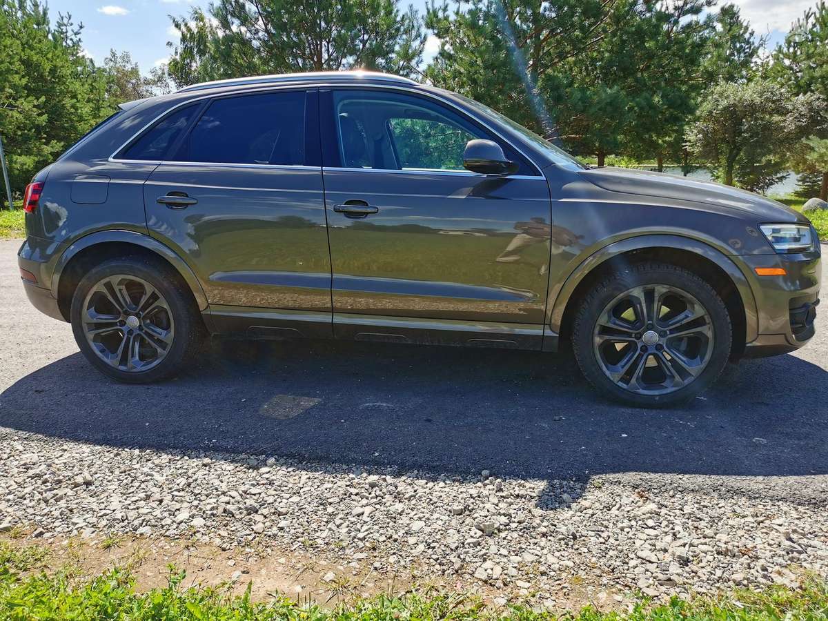 Audi Q3, 2.0 l., off-road / crossover