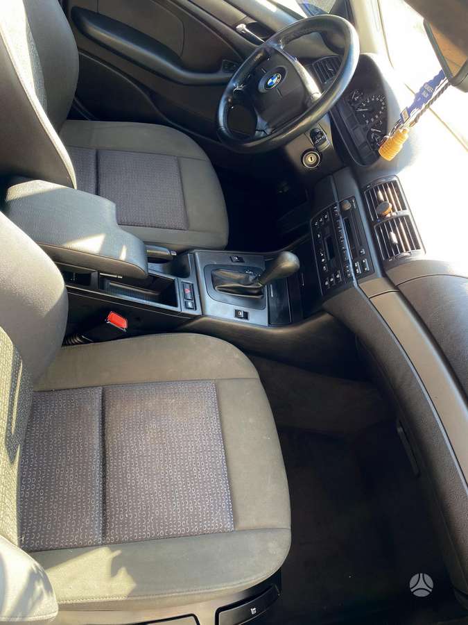 BMW 320, 2.0 l., saloon / sedan