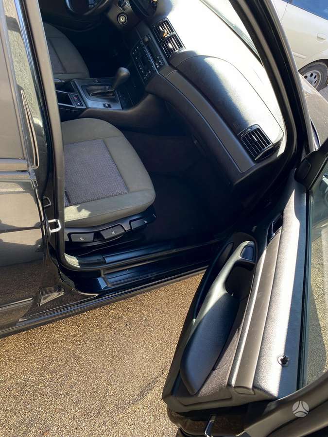BMW 320, 2.0 l., saloon / sedan