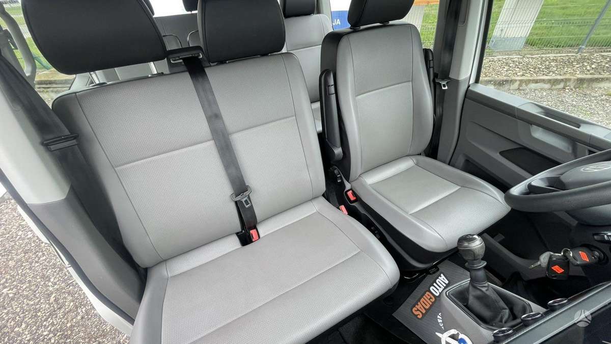 Volkswagen Caravelle - 11