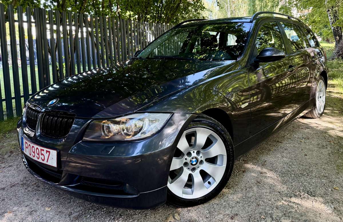 BMW 320, universalas